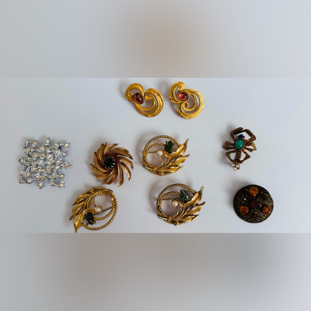 Vintage Jewelry Lot: 7 Brooches and 1 Pair of Earrings – Great Condition